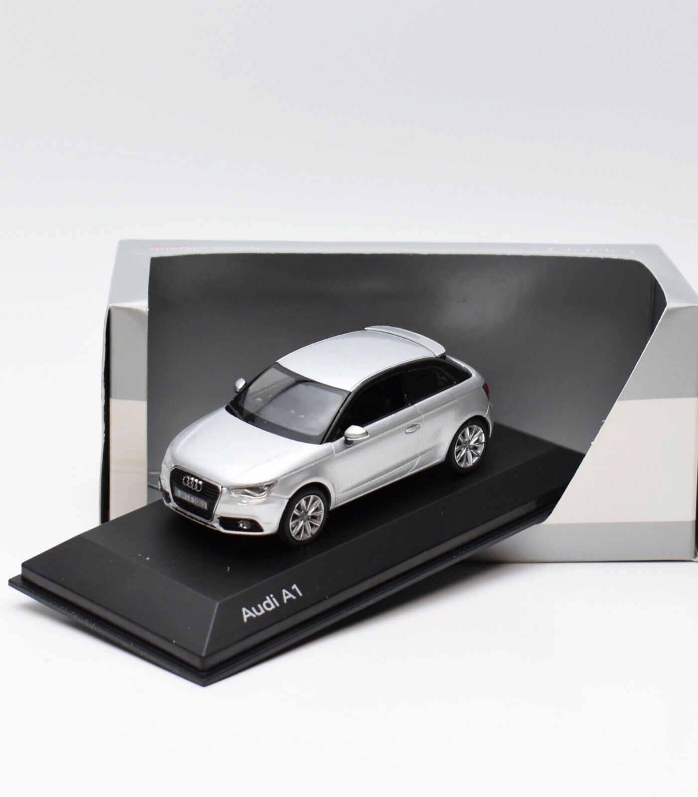Модель автомобиля Audi A1 Ice Silver, Scale 1 43 5011001013