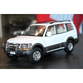 ������ Mitsubishi pajero V7 two tone silver 1/18 1
